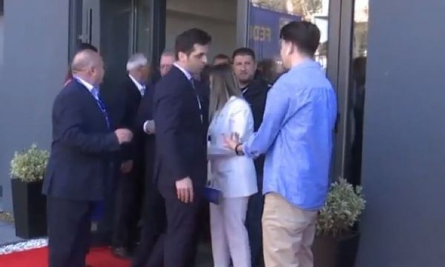 Sekretari i FFK-së përplaset me gazetarin e sportit pas konferencës së Agim Ademit