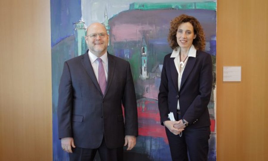 Hovenier e takon ambasadoren Ziv, e quan strategjik raportin Kosovë -Izrael