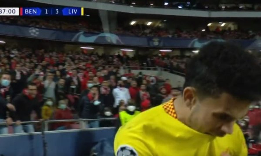 Tifozi e gjuajti me shkop futbollistin e Liverpoolit pas golit të shënuar