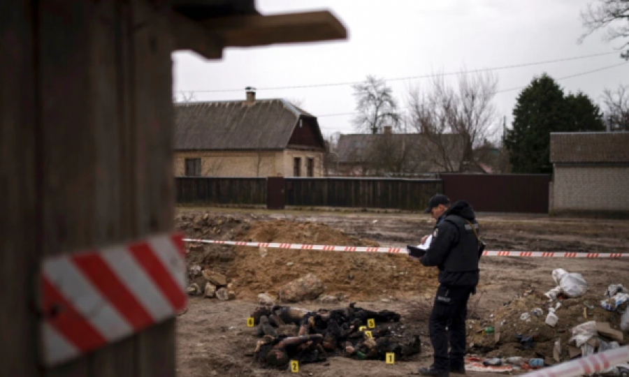 Ndër tmerret më të fundit në Bucha të Ukrainës: Trupa të djegur dhe të vënë njëri mbi tjetrin