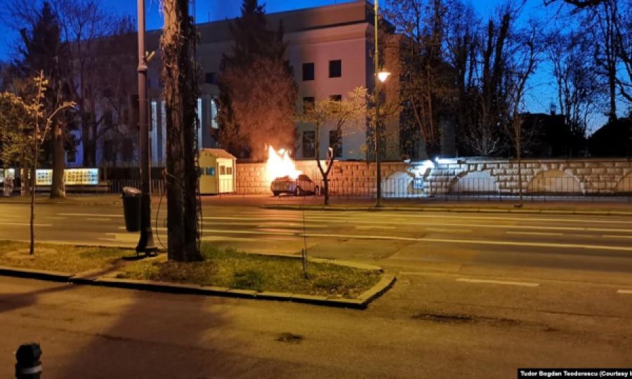 Vetura përplaset në portën e Ambasadës ruse në Rumani, vdes shoferi