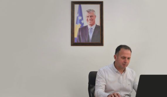 Drejtori i PDK’së në komunën që udhëhiqet nga VV s’e përfill Osmanin, mban foton e Thaçit