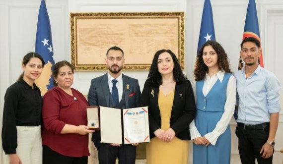 Osmani dekoron me Medaljen Presidenciale të Meritave, gazetarin rom Nexhip Menekshe
