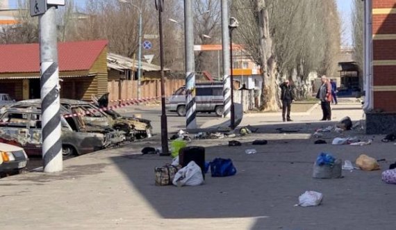 Pamje tronditëse: Valigje, karroca fëmijësh e shenja gjaku në stacionin e trenit që u bombardua nga rusët