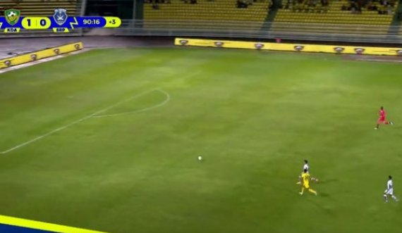 20 sekonda e çmendur futbolli në Malajzi, e huq portën pa portier