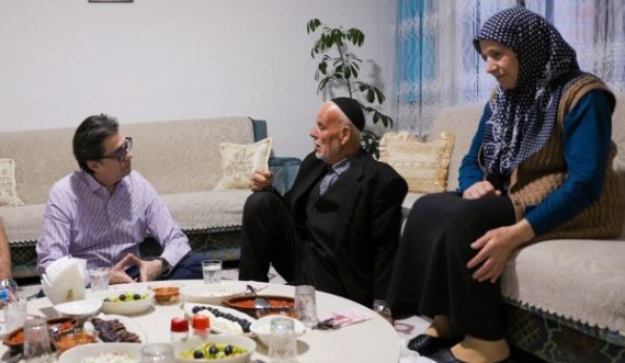 Familja shqiptare në Kumanovë pret në iftar presidentin maqedonas
