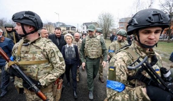 Me jelek antiplumb, von der Leyen shkon në vendin e masakrës në Ukrainë