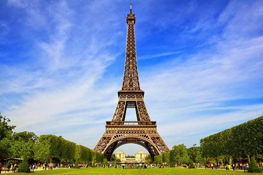 A do ta besoni, ja çfarë gjendet në maje të kullës Eiffel