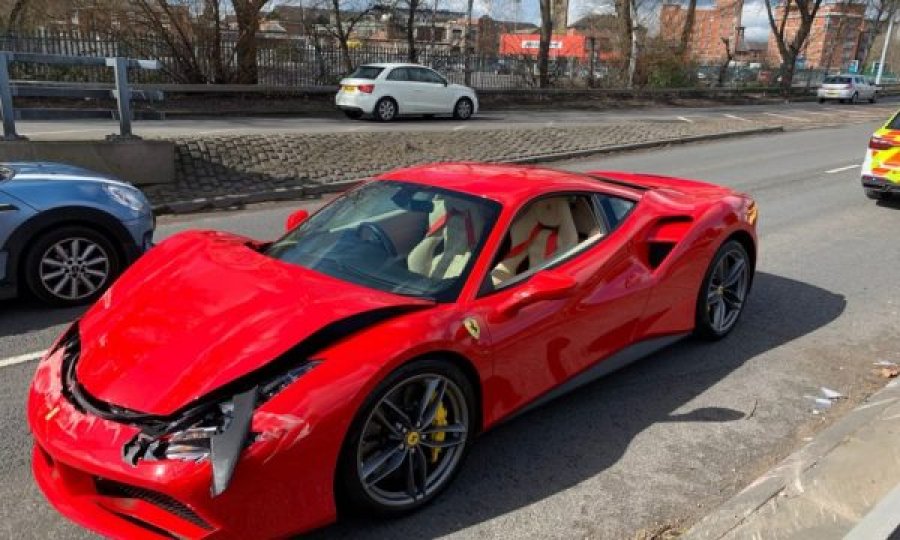 Bleu Ferrari 300 mijë euro, pas tri kilometrash e përplas