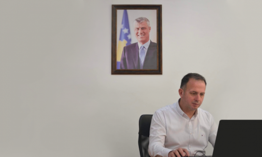 Drejtori i PDK’së në komunën që udhëhiqet nga VV s’e përfill Osmanin, mban foton e Thaçit
