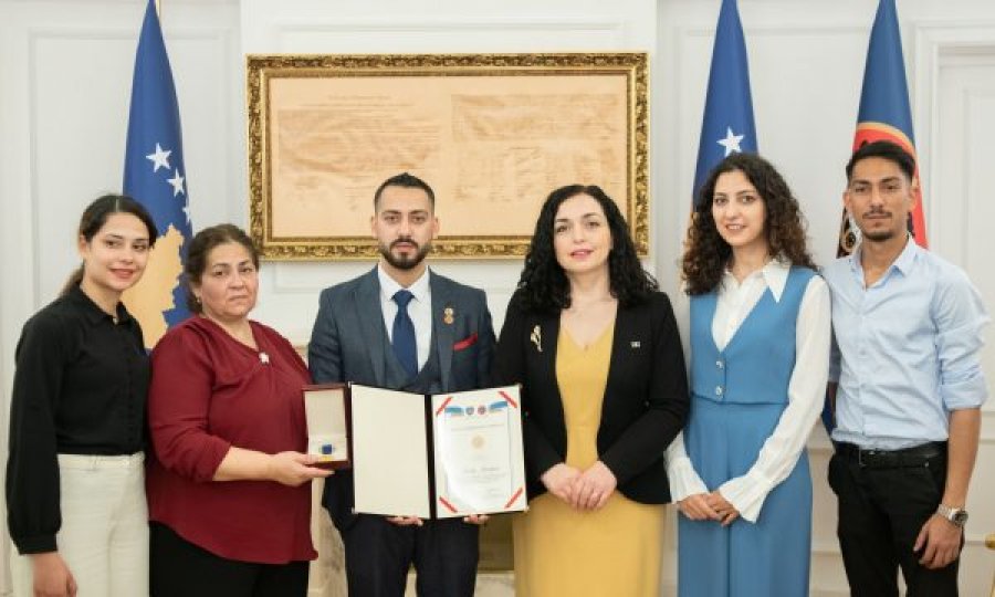 Osmani dekoron me Medaljen Presidenciale të Meritave, gazetarin rom Nexhip Menekshe