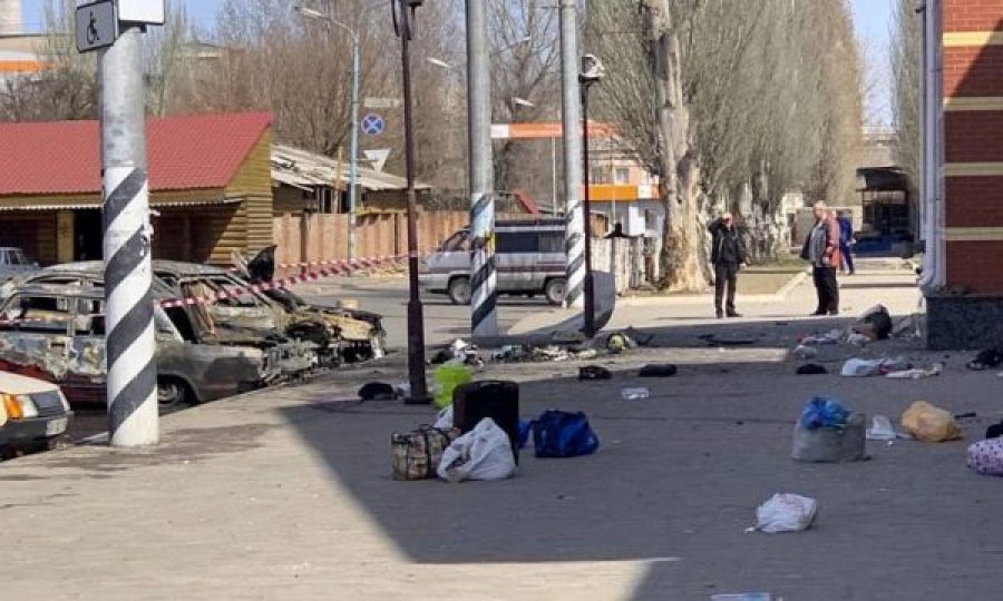 Pamje tronditëse: Valigje, karroca fëmijësh e shenja gjaku në stacionin e trenit që u bombardua nga rusët