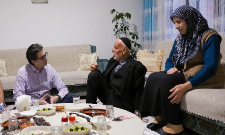 Familja shqiptare në Kumanovë pret në iftar presidentin maqedonas