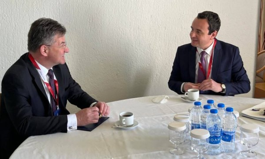 Kurti flet me Lajçakun në Athinë
