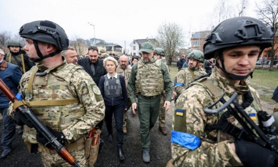 Me jelek antiplumb, von der Leyen shkon në vendin e masakrës në Ukrainë