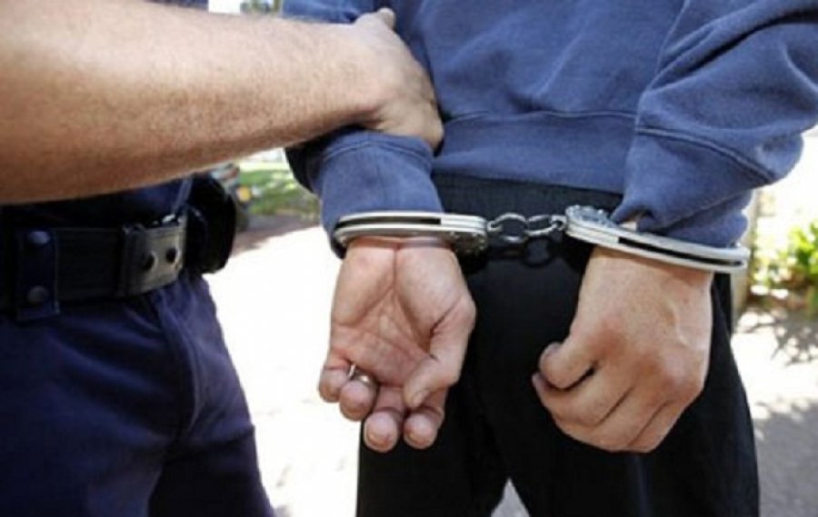 Pritet arrestimi i tre vëllezërve në Lagjen e Boshnjakëve, nën dyshimet për kontrabandë