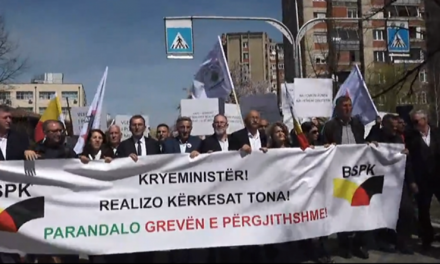 Sindikalistët protestojnë në Prishtinë, i lypin Kurtit rritje pagash