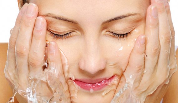 Si ndikon pirja e ujit në lëkurën tonë?