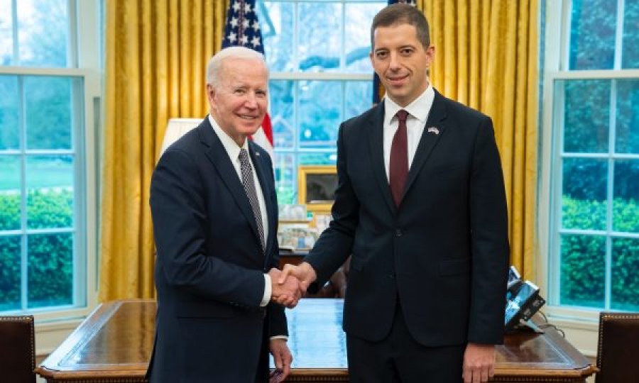 Në vlugun e zhvillimeve globale, Gjuriq arrin të futet në Shtëpinë e Bardhë, takon presidentin Biden