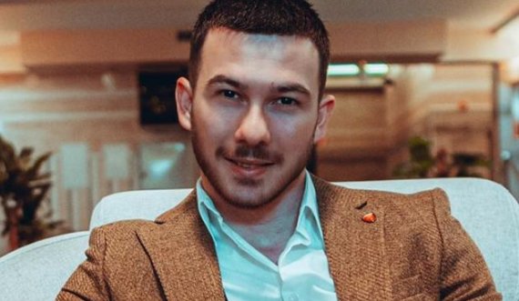 Murat Ahmeti publikon ilahinë 'Rruga e Zotit më e mira'