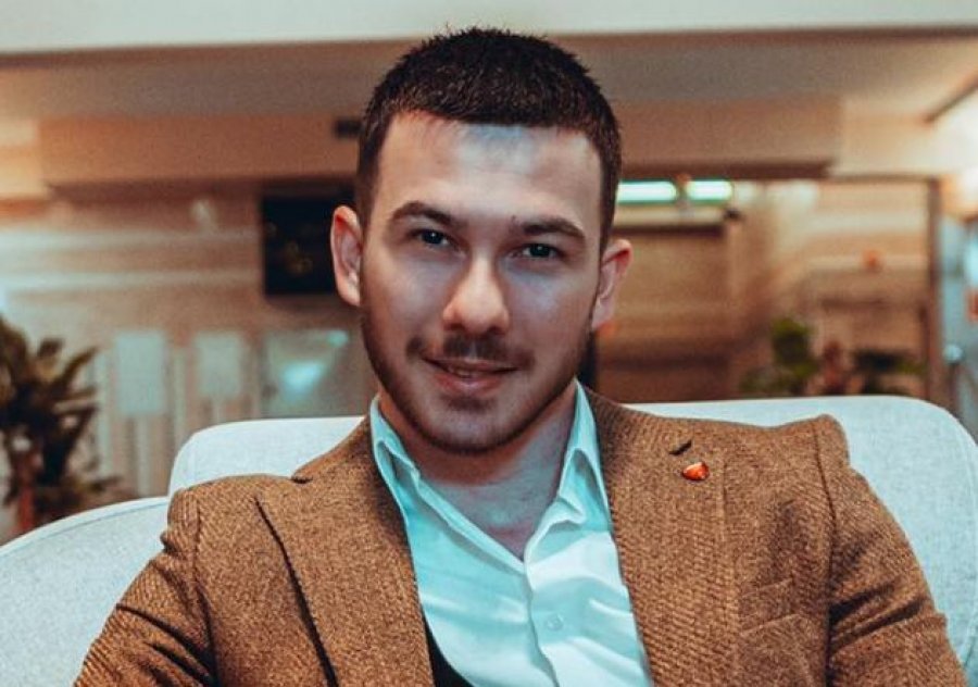 Murat Ahmeti publikon ilahinë 'Rruga e Zotit më e mira'