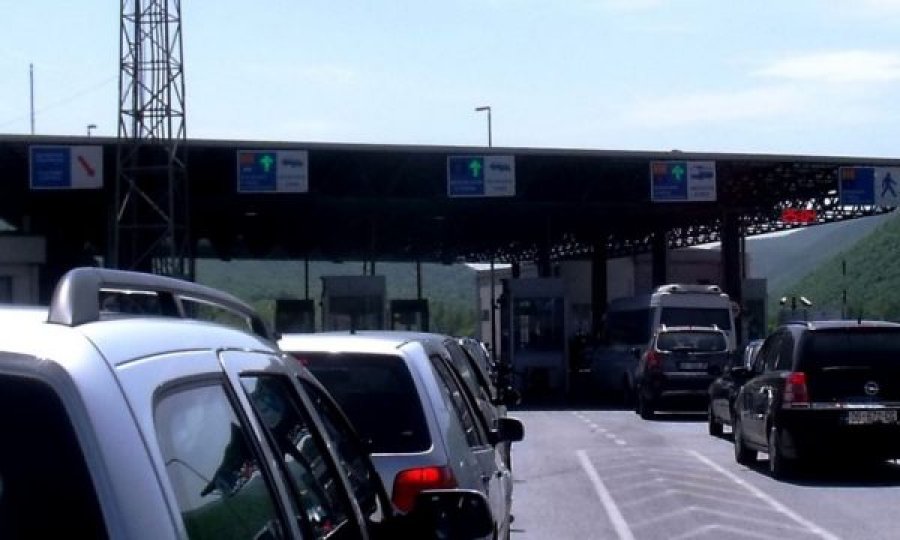 Morinë/ “Uli xhamat e zi”, eurot në pasaportë, policët zhdukin nga TIMS pasagjerin