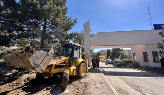 Komuna e Prishtinës “e pastron” hyrjen e QKUK-së, lirohen hapësirat e uzurpuara