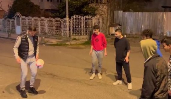 Mërgim Berisha e shijon futbollin e rrugës me disa të rinj
