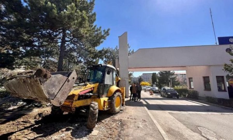 Komuna e Prishtinës “e pastron” hyrjen e QKUK-së, lirohen hapësirat e uzurpuara
