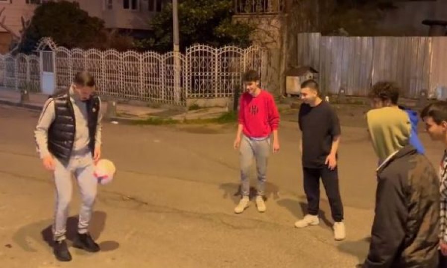 Mërgim Berisha e shijon futbollin e rrugës me disa të rinj