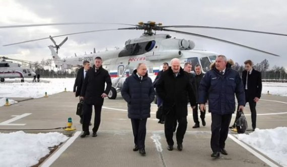 Putin në panik? Shfaqet kudo me valixhen e kodeve bërthamore