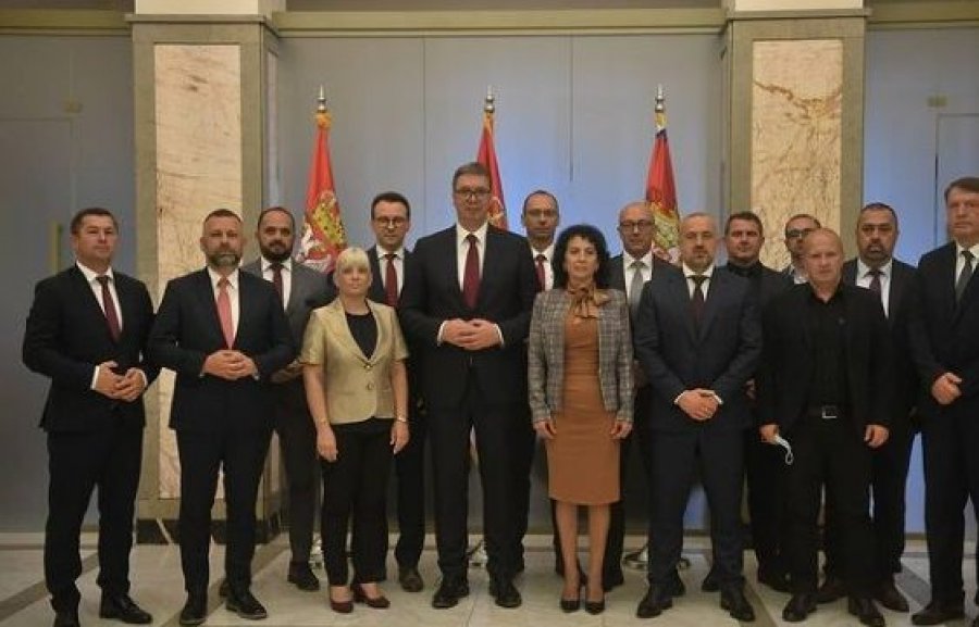 Departamenti i Shtetit: Serbia vazhdon të operojë me strukturat e saj paralele në Kosovë