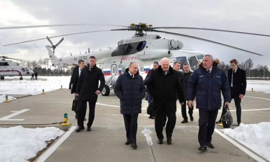 Putin në panik? Shfaqet kudo me valixhen e kodeve bërthamore