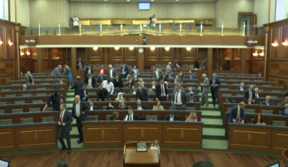 Mungojnë deputetët, shtyhet për të martën seanca e Kuvendit