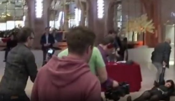 Protestuesja nxirret zvarrë nga takimi i Marine Le Pen