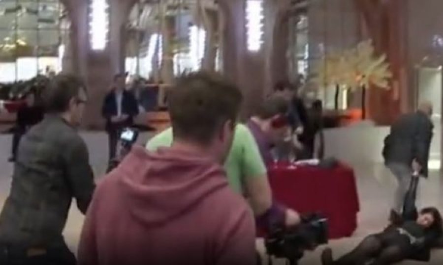 Protestuesja nxirret zvarrë nga takimi i Marine Le Pen