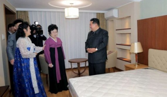 Kim Jong Un shpërblen spikeren e lajmeve shtetërore me një shtëpi luksoze