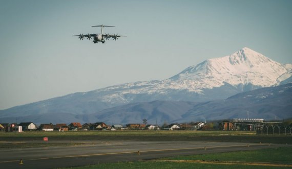 Aeroplani gjigant luftarak i Britanisë së Madhe që ateroi në Prishtinë