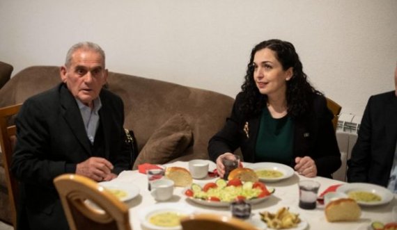 Osmani për iftar te familja që ka katër djem të zhdukur nga lufta