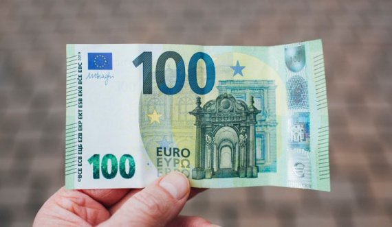 Pensionistët pritet t'i marrin sot 100 eurot shtesë