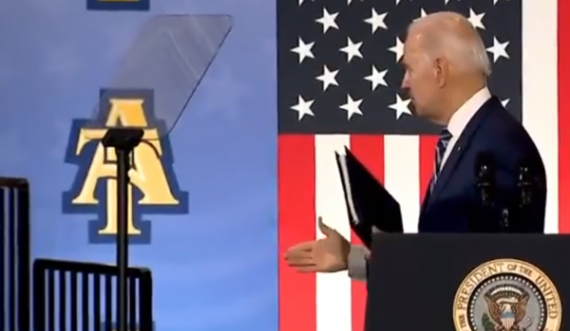 Biden mendoi se është vet i dyti në podium, provon t’ia shtrëngojë dorën “njeriut të padukshëm”