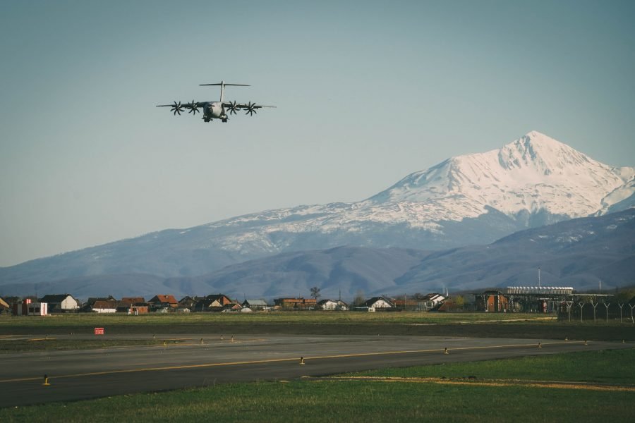 Aeroplani gjigant luftarak i Britanisë së Madhe që ateroi në Prishtinë