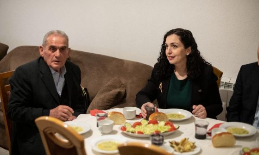 Osmani për iftar te familja që ka katër djem të zhdukur nga lufta