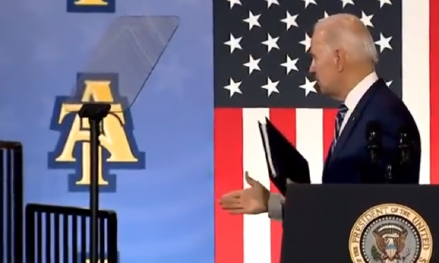 Biden mendoi se është vet i dyti në podium, provon t’ia shtrëngojë dorën “njeriut të padukshëm”