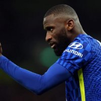 Rüdiger e goditi me qëllim me gju në fytyrë kundërshtarin