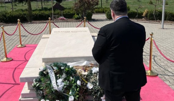 Deputeti suedez bën homazhe tek varri i Rugovës
