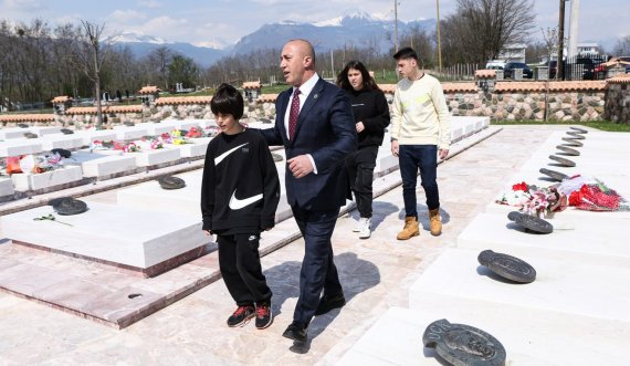 23 vjet nga rënia e tyre/ Ramush Haradinaj bën homazhe te varri i vëllait dhe tre bashkëluftëtarëve të tij