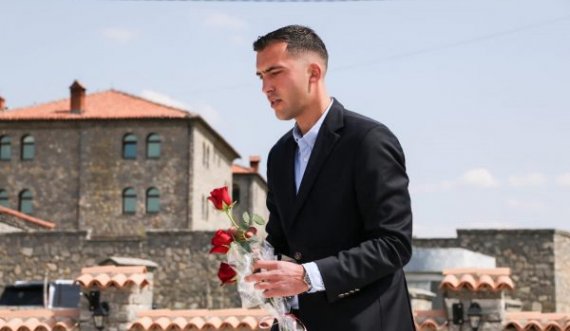 Luan Haradinaj kujton babain e tij në 23 vjetorin e rënies: Jetojmë me lavdinë tuaj