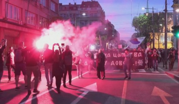 Mijëra qytetarë mbushin rrugët e Beogradit me slogane kundër NATO-s