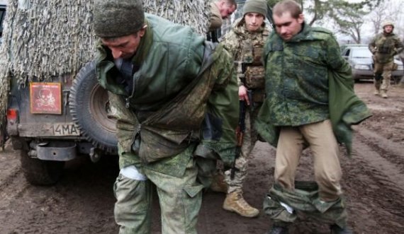 Rusia po mban si pengje lufte rreth 700 ushtarë ukrainas dhe më shumë se 1000 civilë